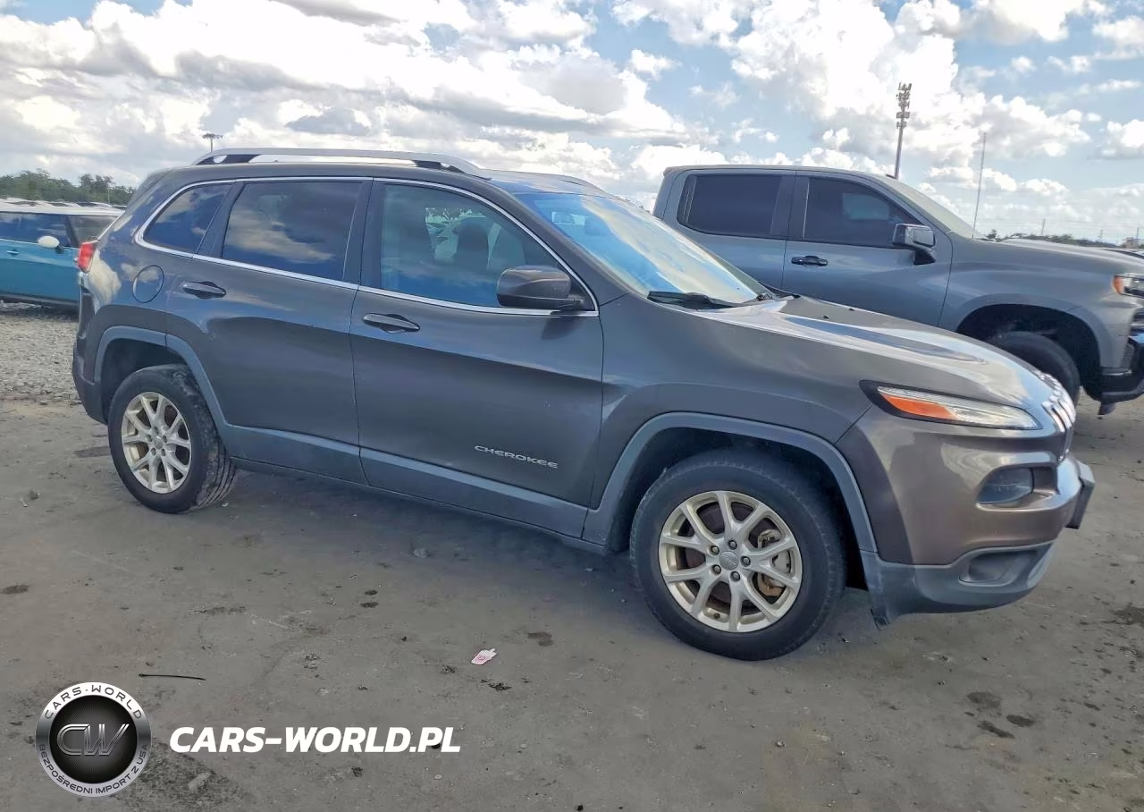 2015 Jeep Cherokee Latitude VIN:1C4PJMCS0FW571526 - 4