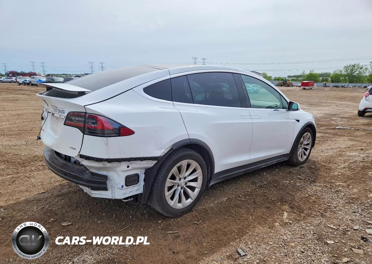 2018 Tesla Model X VIN:5YJXCBE28JF112379 - 3