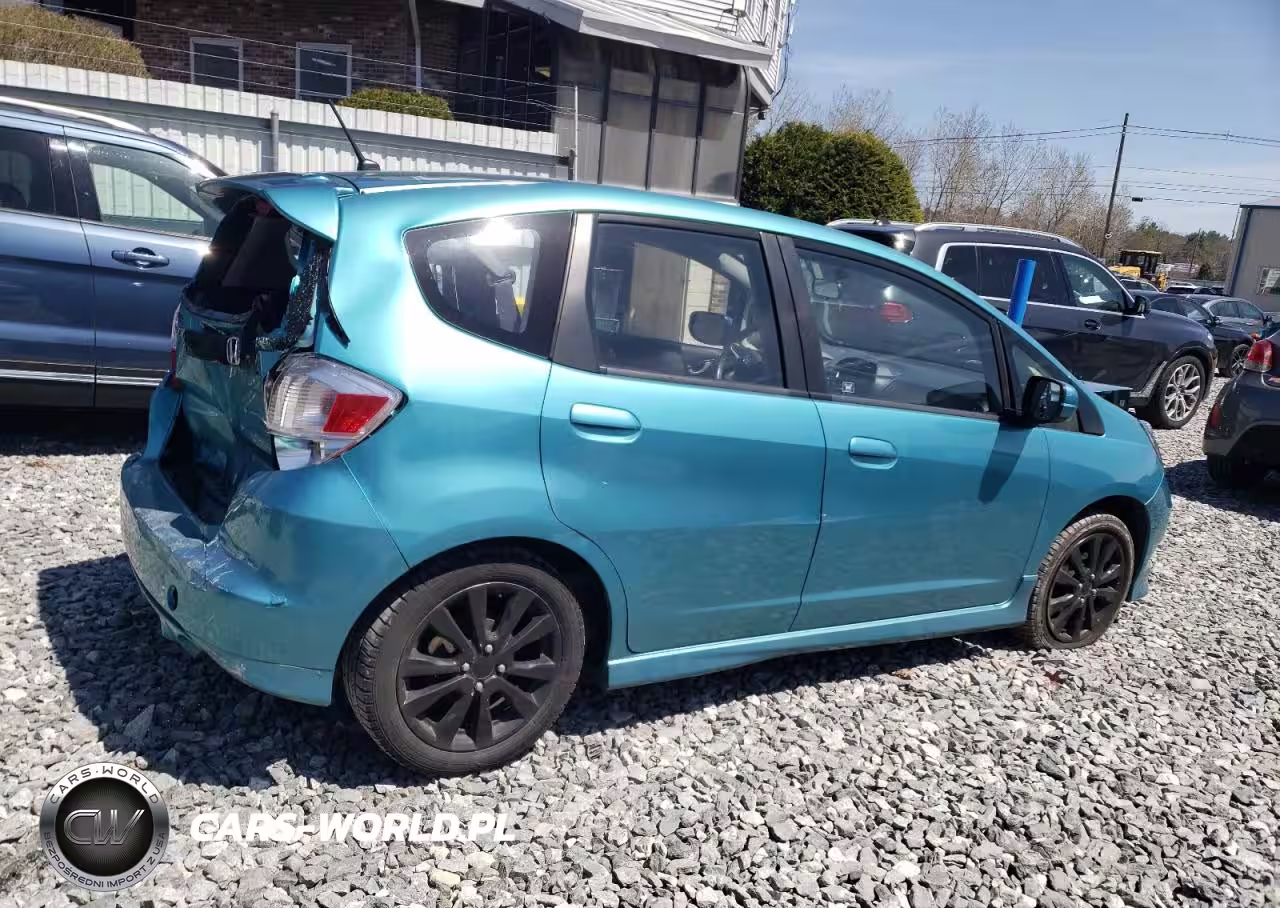 2013 Honda Fit Sport VIN:JHMGE8H53DC048867 - 3