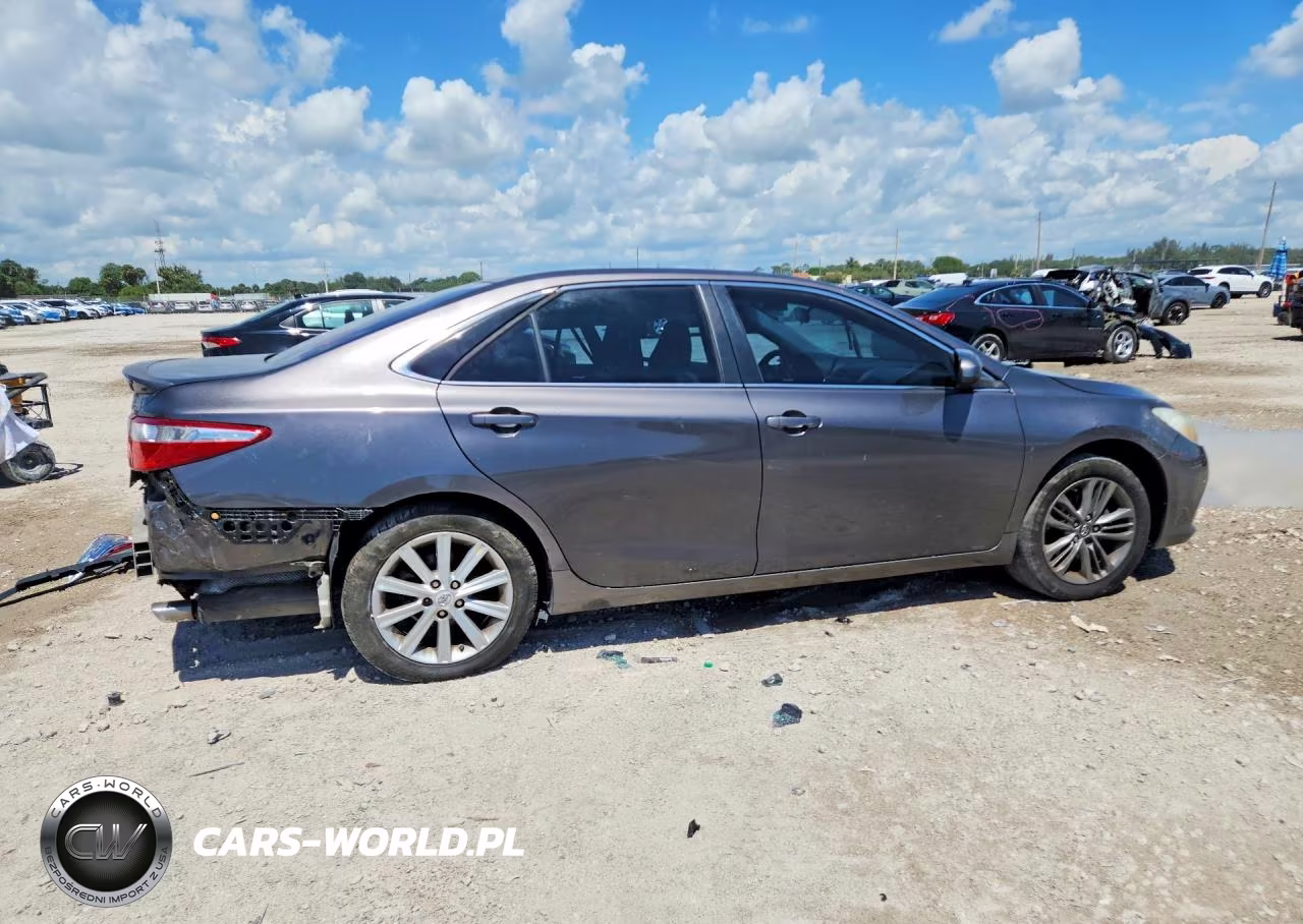 2016 Toyota Camry Se VIN:4T1BF1FK3GU251695 - 3