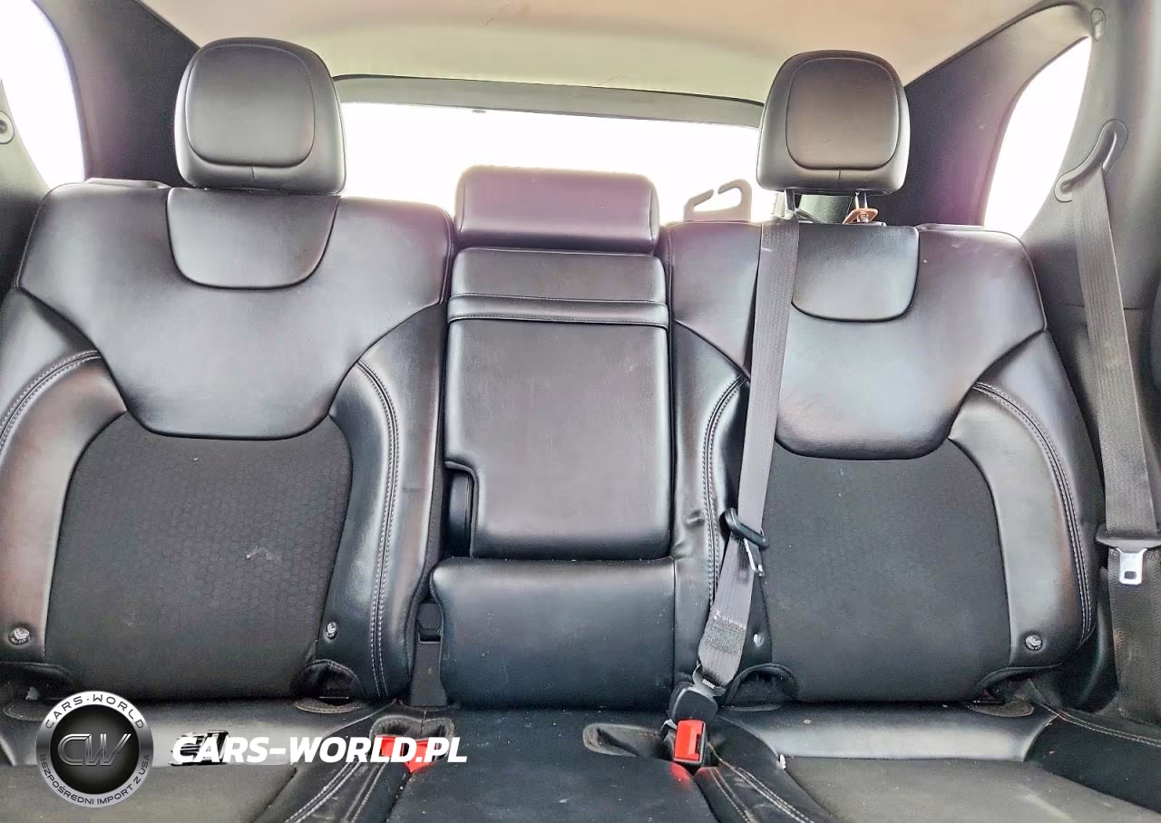 2019 Jeep Cherokee Latitude Plus VIN:1C4PJLLB0KD185415 - 10