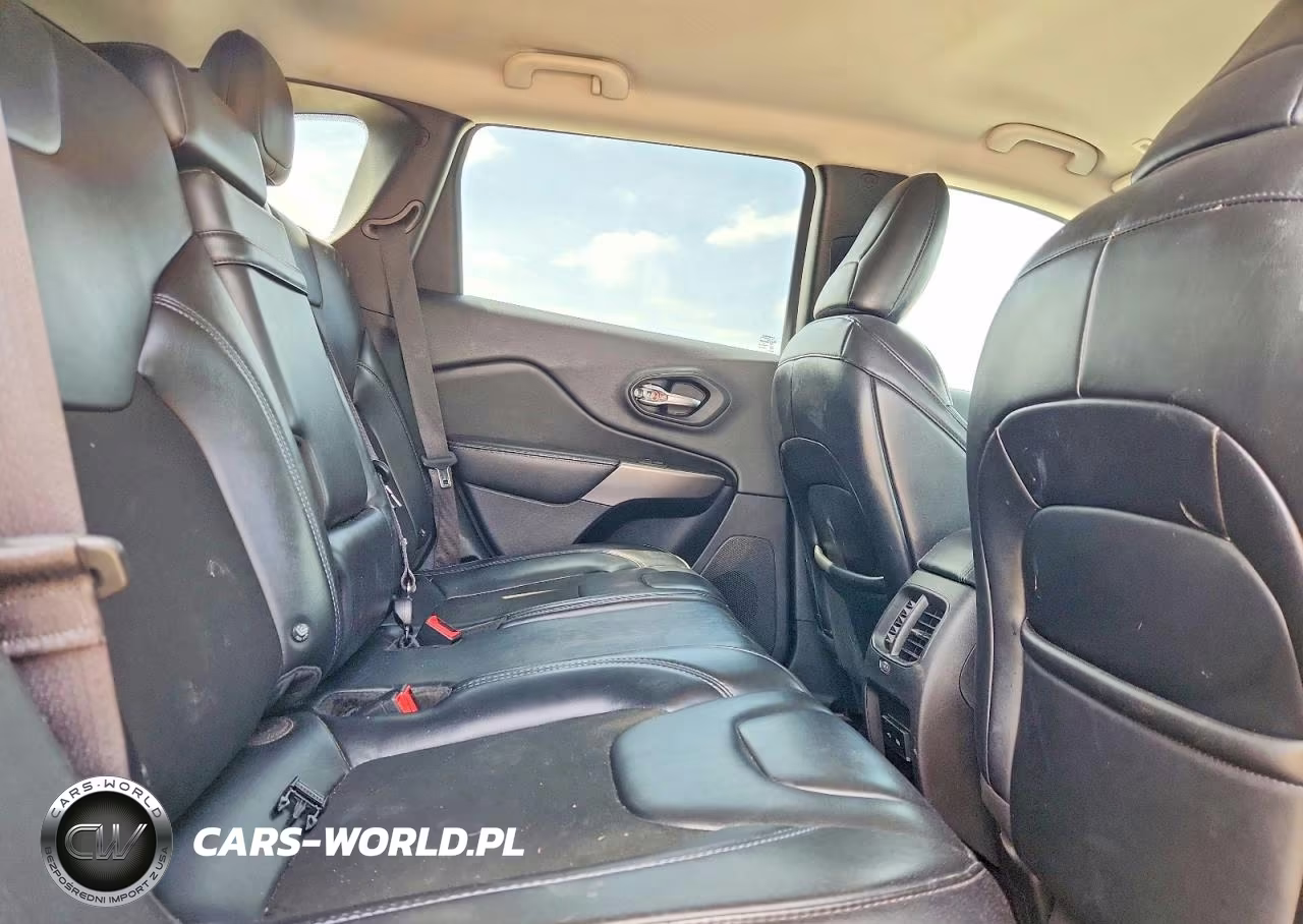2019 Jeep Cherokee Latitude Plus VIN:1C4PJLLB0KD185415 - 11