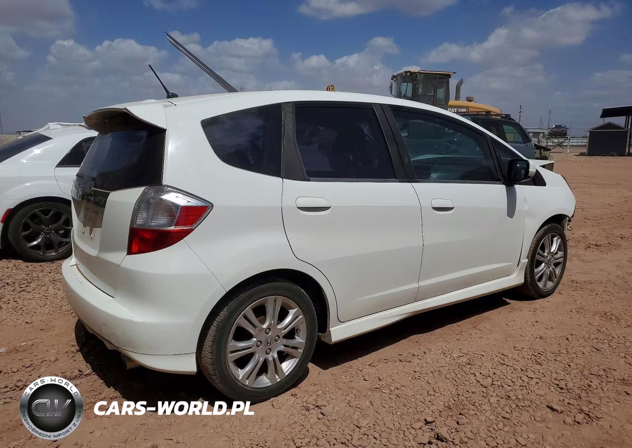 2011 Honda Fit Sport VIN:JHMGE8H5XBS000592 - 3