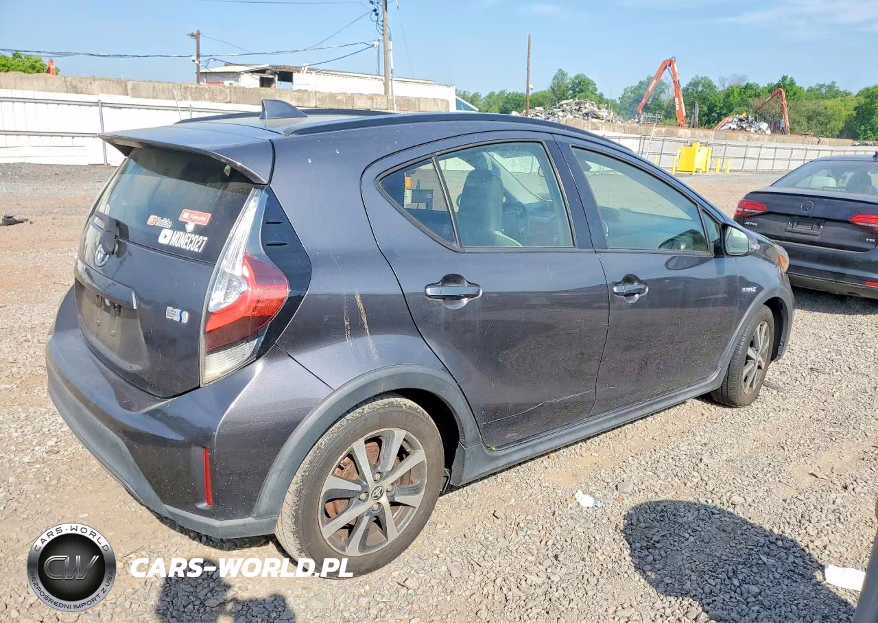 2018 Toyota Prius C VIN:JTDKDTB39J1608701 - 3