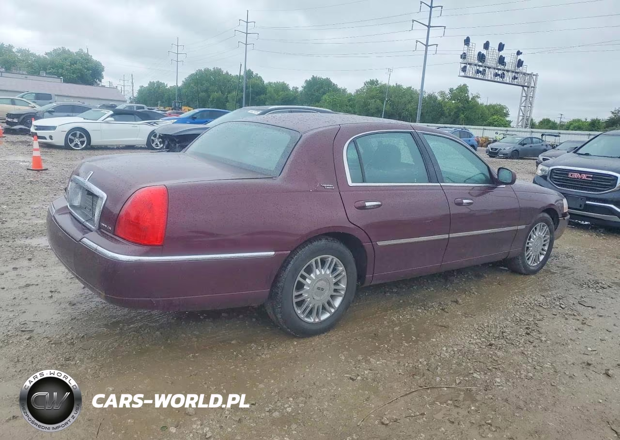 2008 Lincoln Town Car Signature Limited VIN:2LNHM82W98X645391 - 3