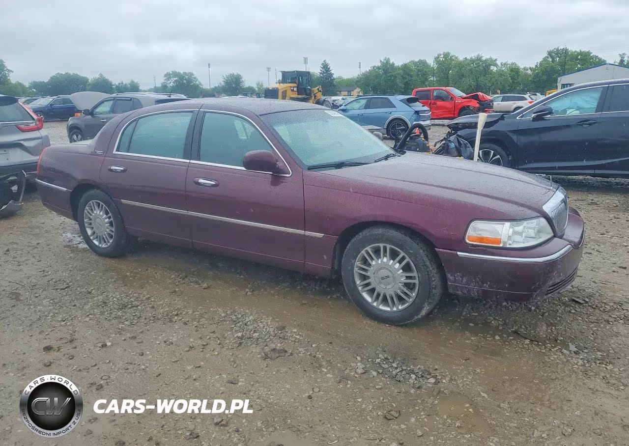 2008 Lincoln Town Car Signature Limited VIN:2LNHM82W98X645391 - 4