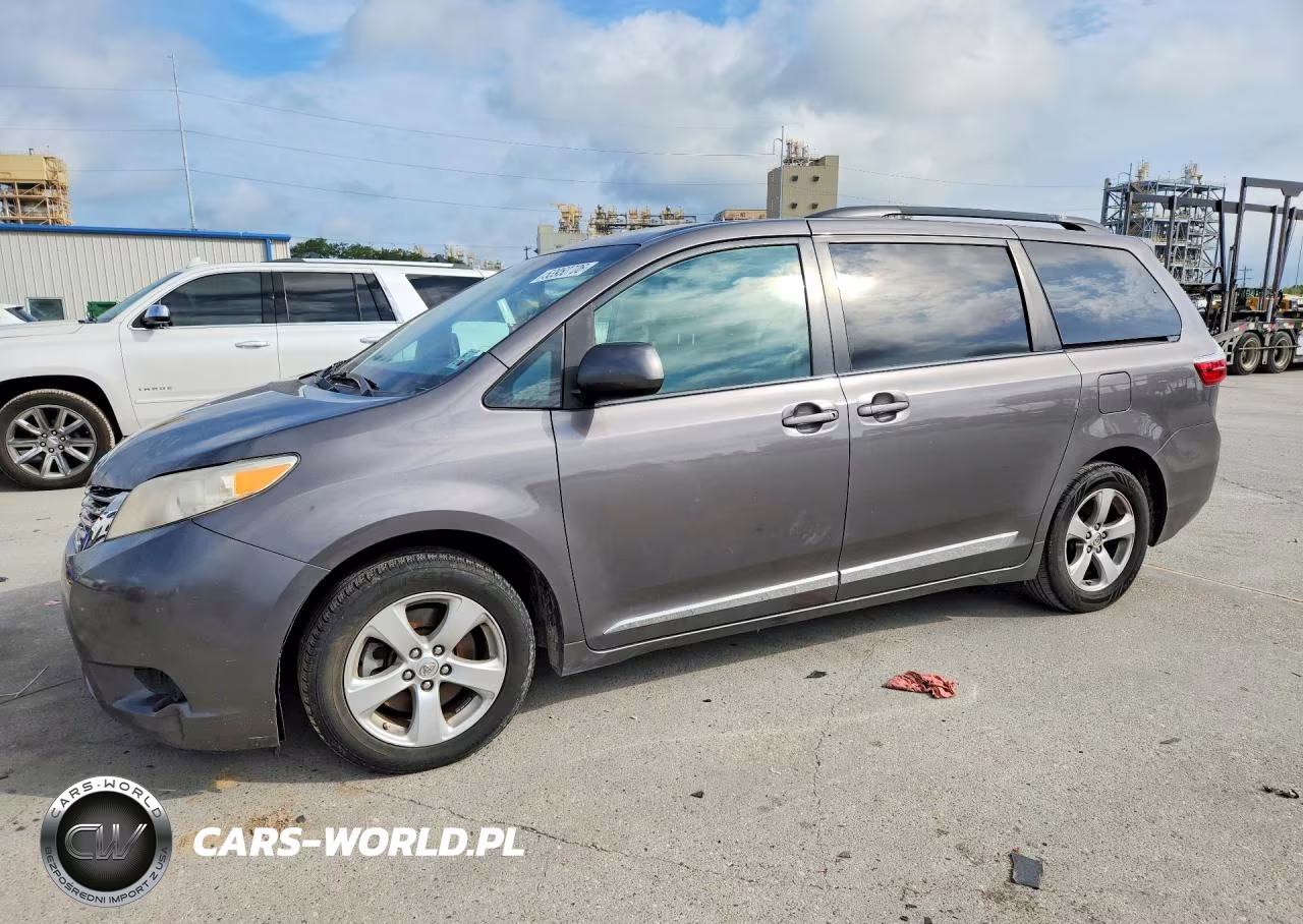 2017 Toyota Sienna Le – zdjęcie 1 z 13