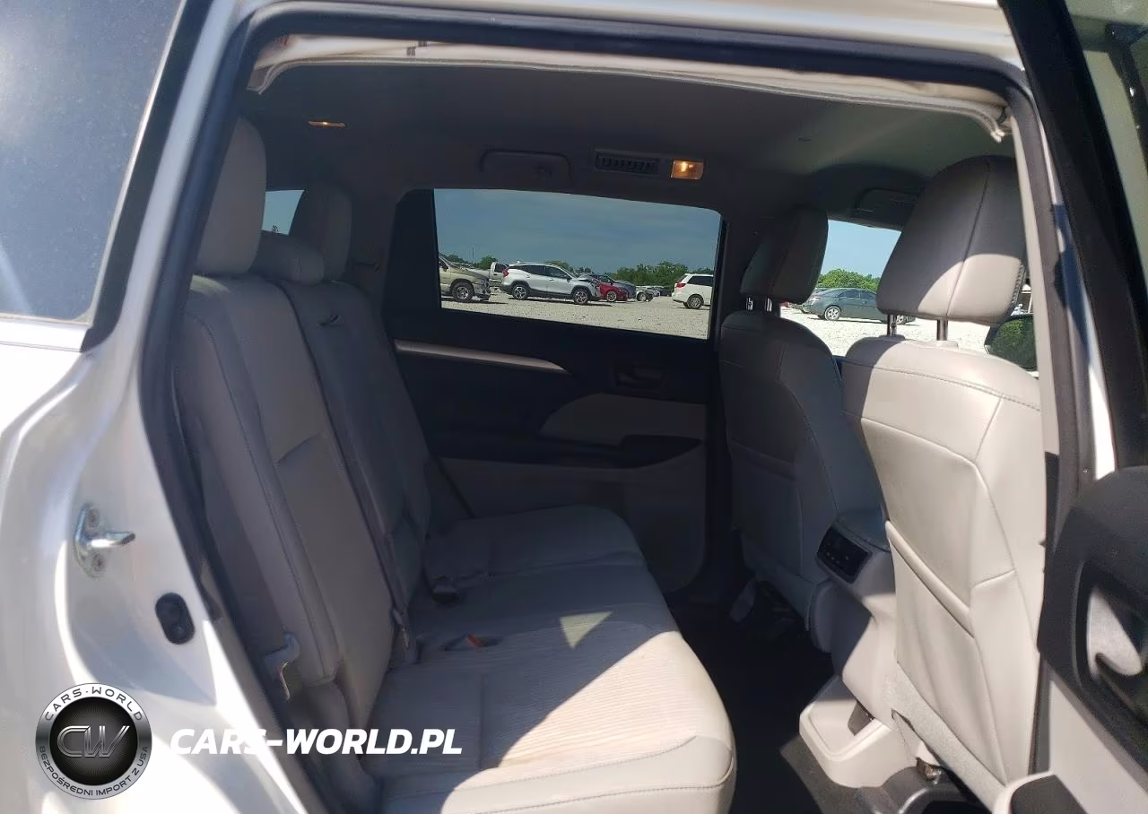 2018 Toyota Highlander Le Plus VIN:5TDBZRFH0JS801610 - 11