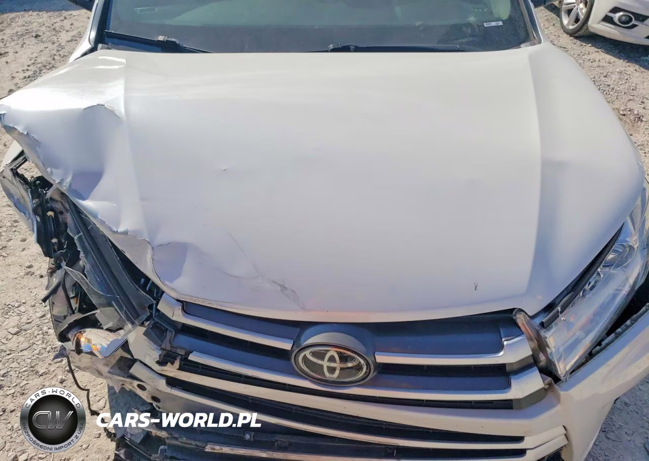 2018 Toyota Highlander Le Plus VIN:5TDBZRFH0JS801610 - 12