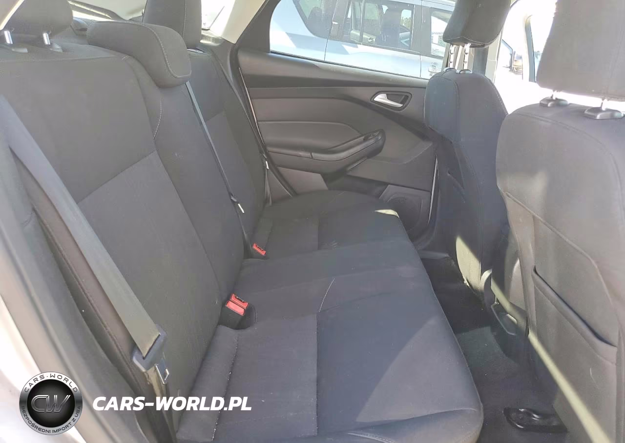 2016 Ford Focus Se VIN:1FADP3F26GL399440 - 10