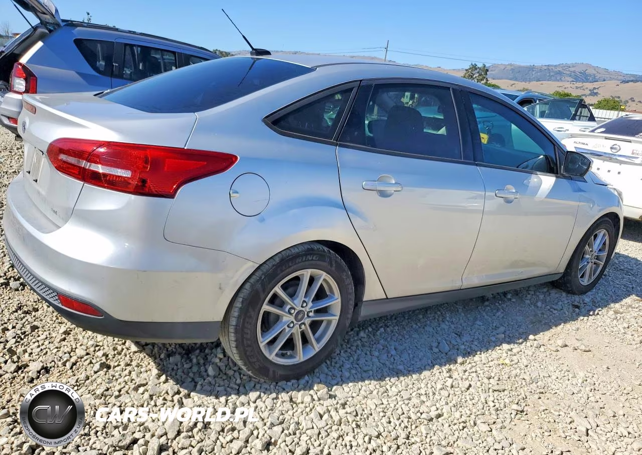 2016 Ford Focus Se VIN:1FADP3F26GL399440 - 3