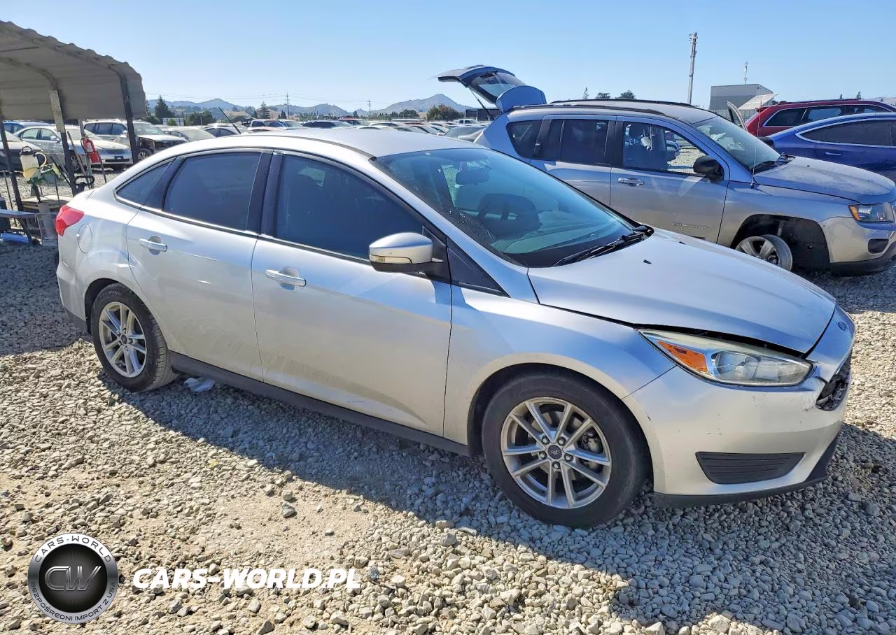 2016 Ford Focus Se VIN:1FADP3F26GL399440 - 4