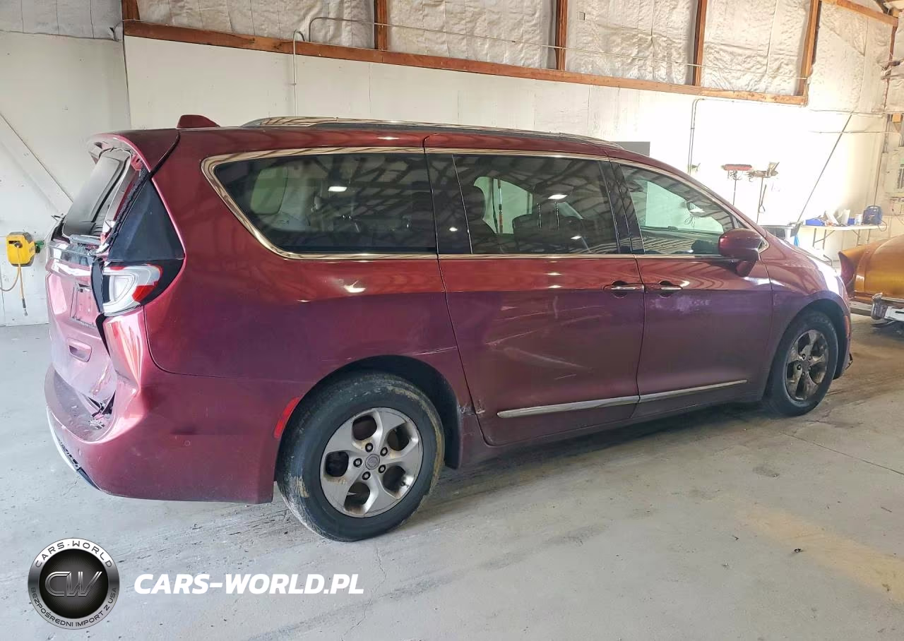 2017 Chrysler Pacifica Touring L Plus VIN:2C4RC1EG5HR564870 - 3