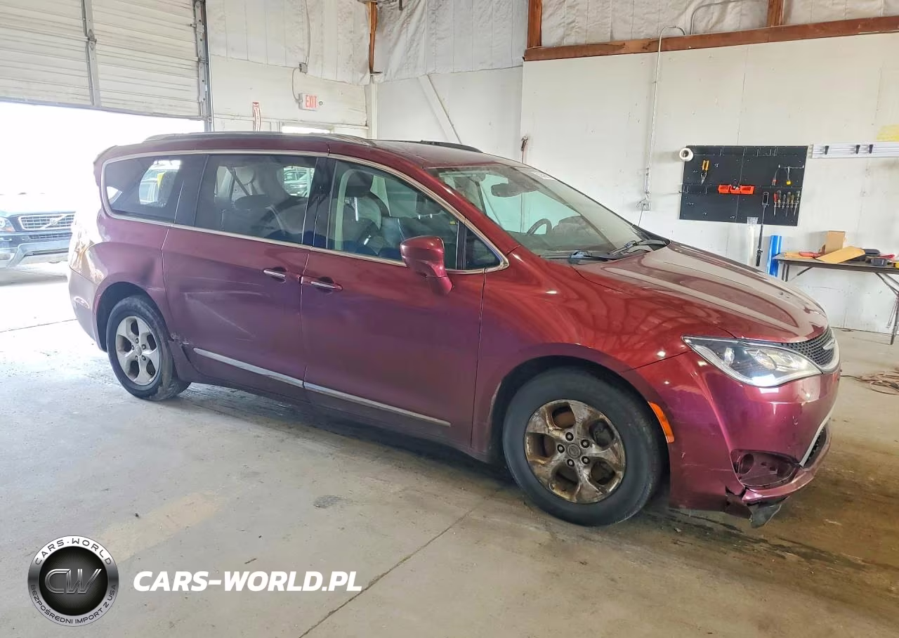 2017 Chrysler Pacifica Touring L Plus VIN:2C4RC1EG5HR564870 - 4