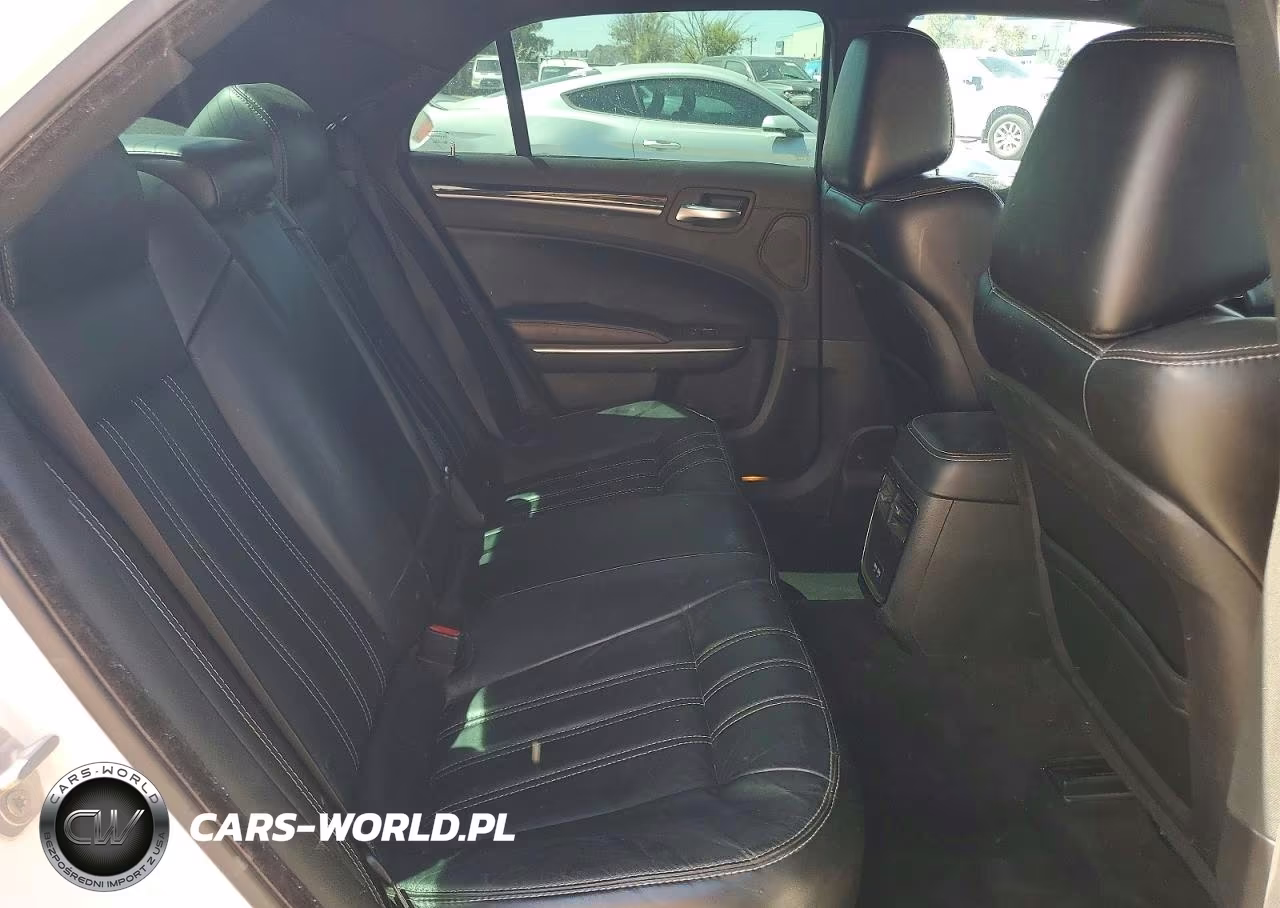 2018 Chrysler 300 S VIN:2C3CCABG8JH191561 - 10