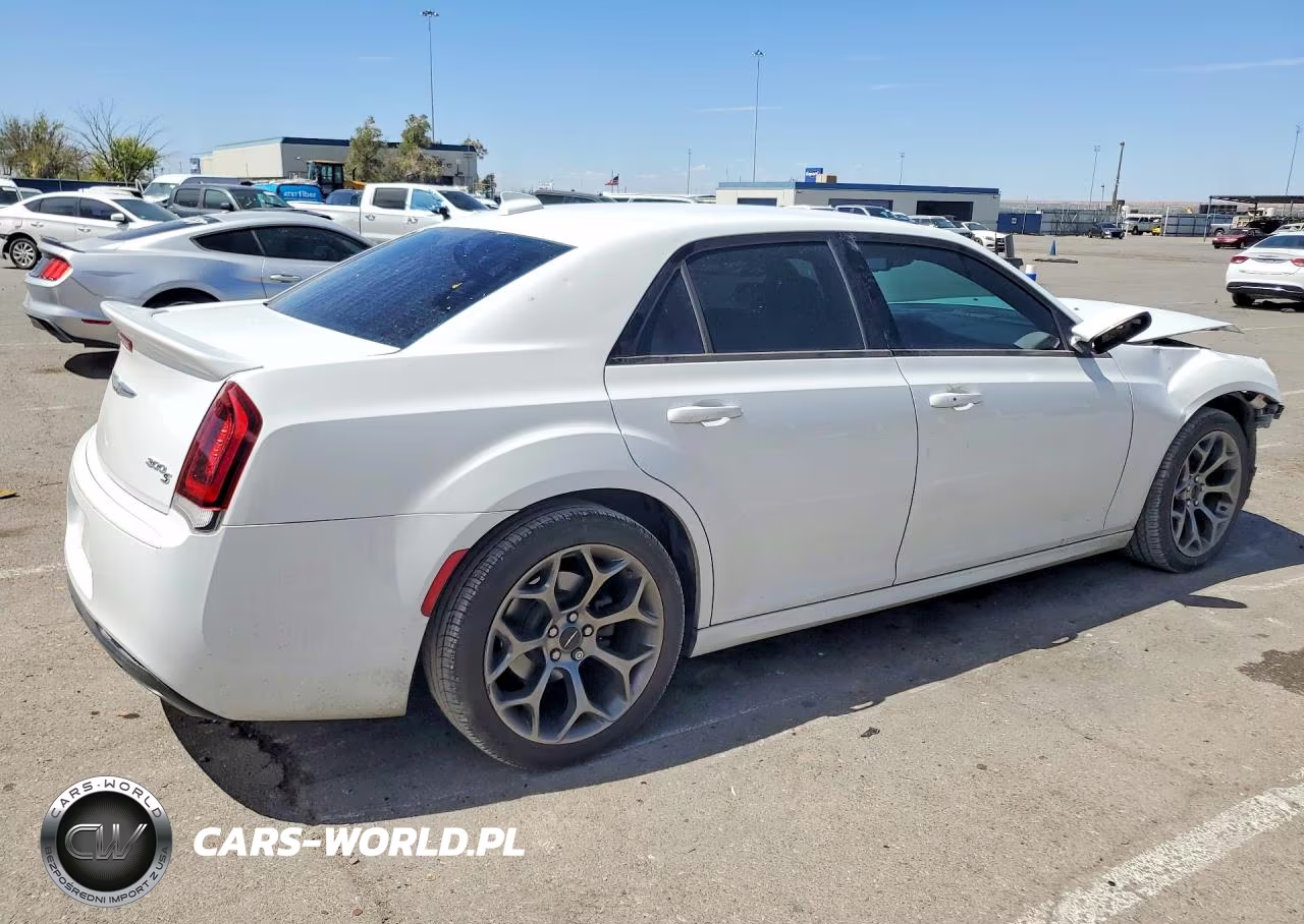 2018 Chrysler 300 S VIN:2C3CCABG8JH191561 - 3