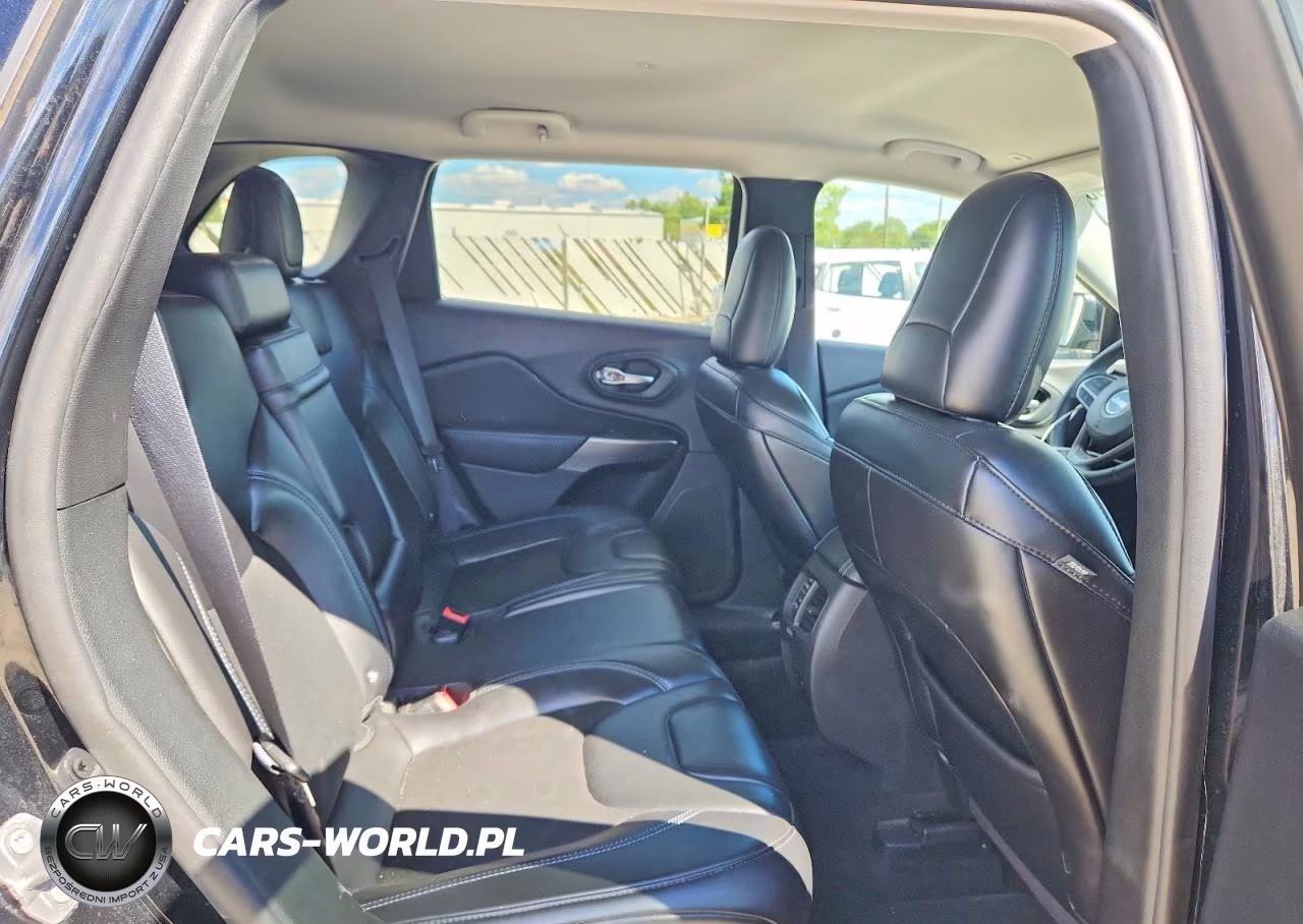 2019 Jeep Cherokee Latitude Plus VIN:1C4PJLLB4KD143961 - 11