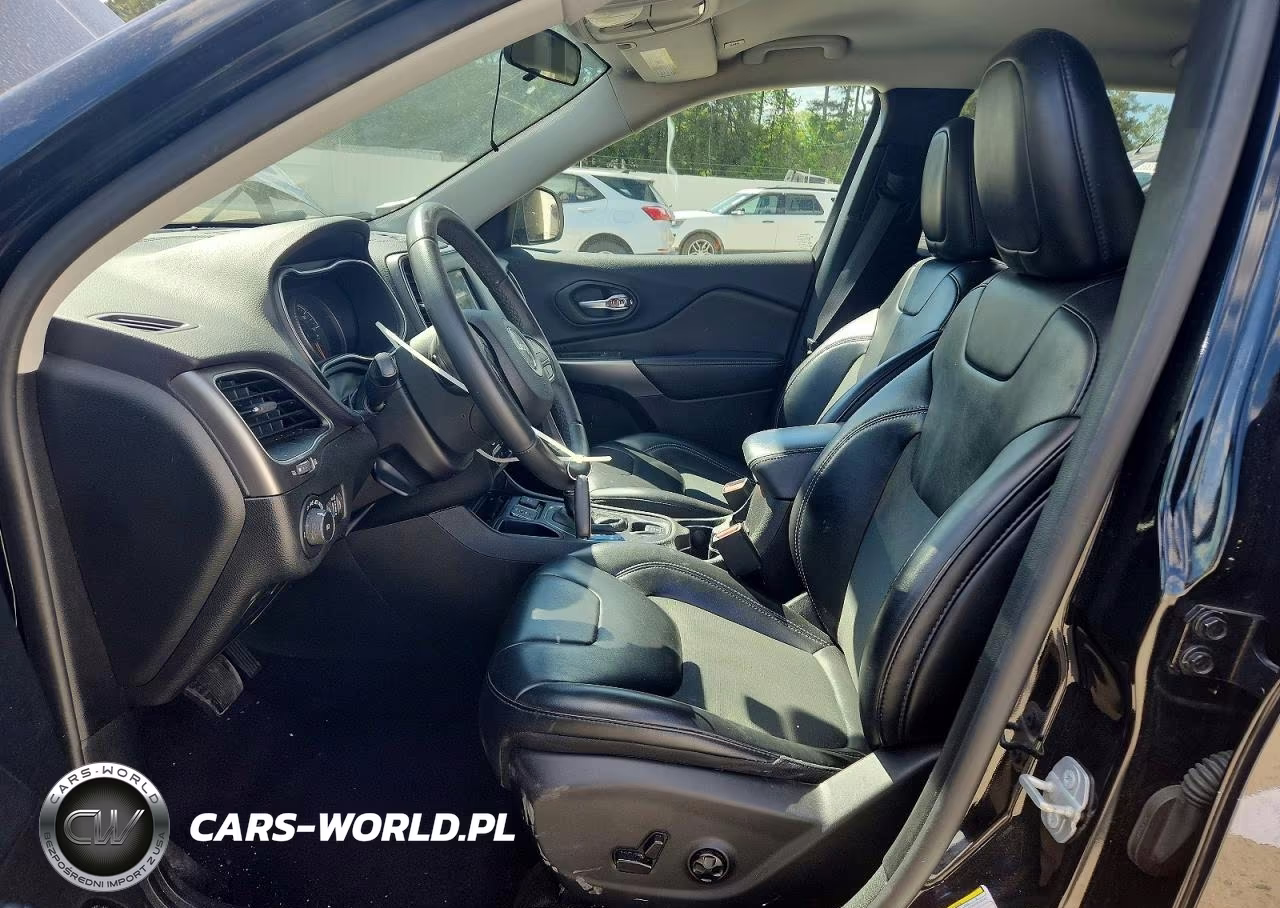 2019 Jeep Cherokee Latitude Plus VIN:1C4PJLLB4KD143961 - 7