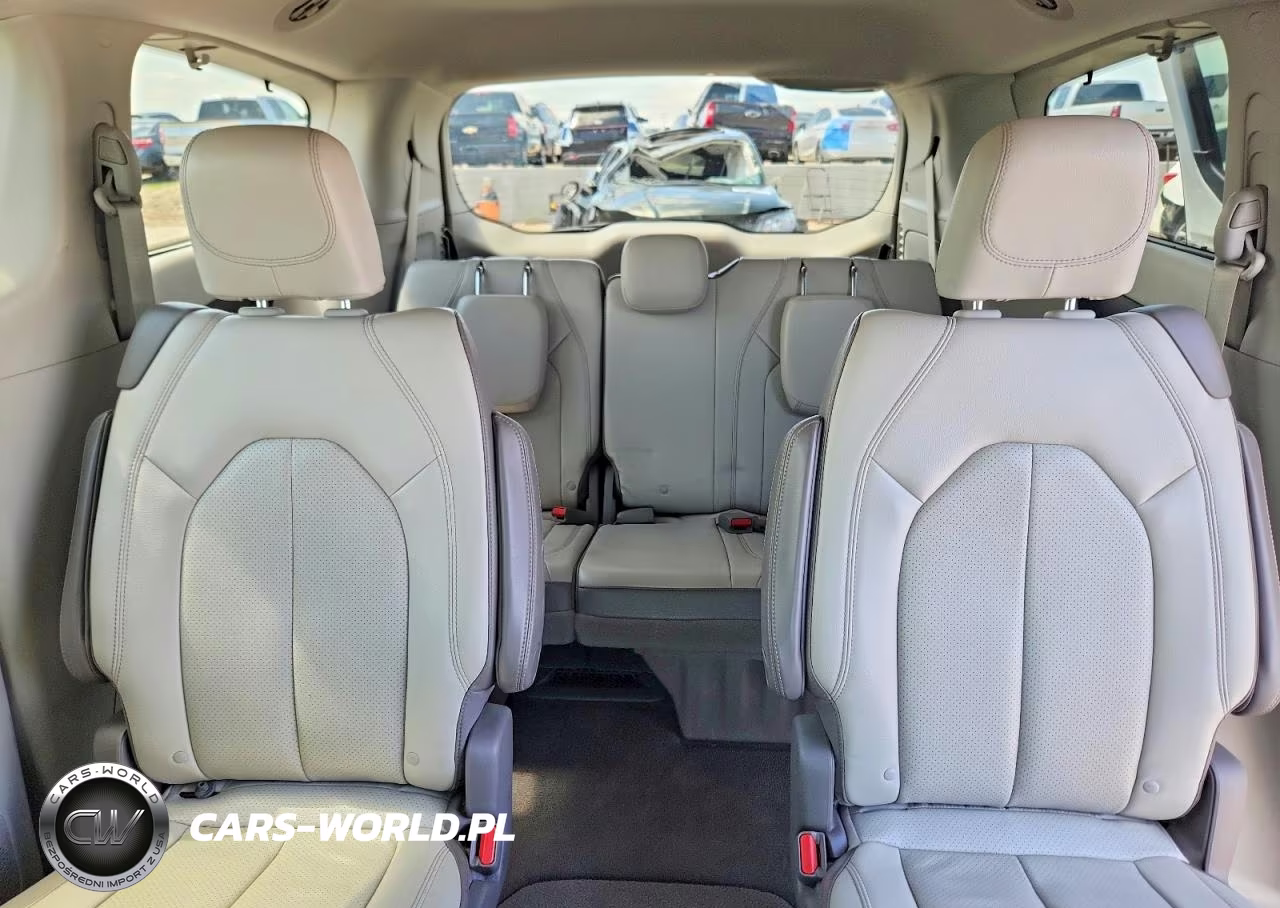 2019 Chrysler Pacifica Touring L Plus VIN:2C4RC1EG7KR549956 - 10