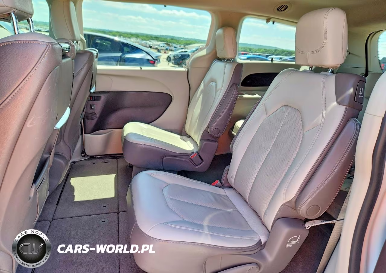 2019 Chrysler Pacifica Touring L Plus VIN:2C4RC1EG7KR549956 - 11