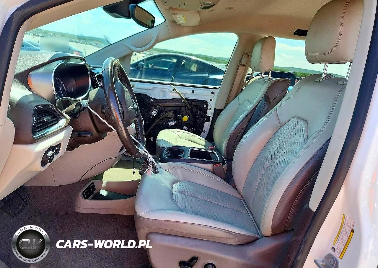 2019 Chrysler Pacifica Touring L Plus VIN:2C4RC1EG7KR549956 - 7