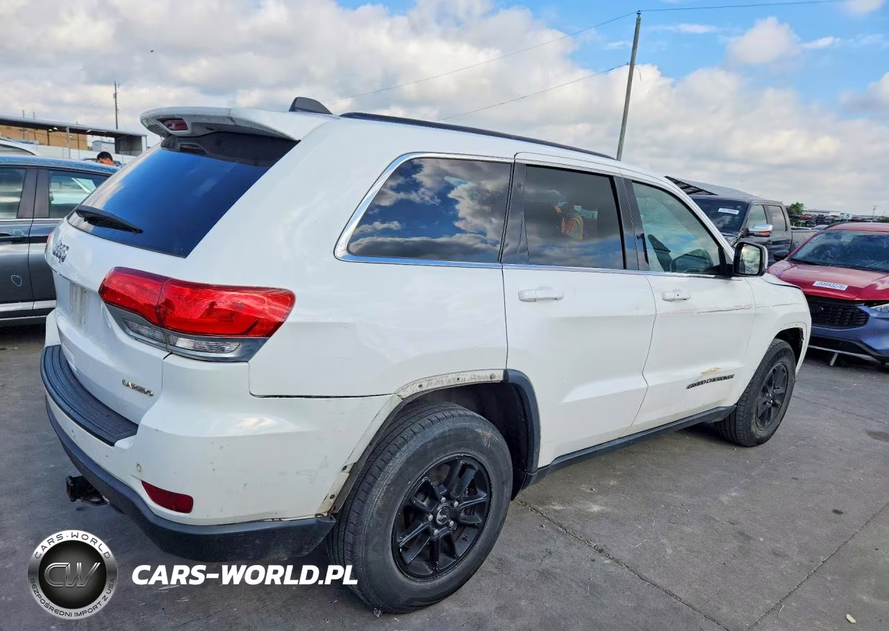 2018 Jeep Grand Cherokee Laredo VIN:1C4RJEAG2JC277651 - 3