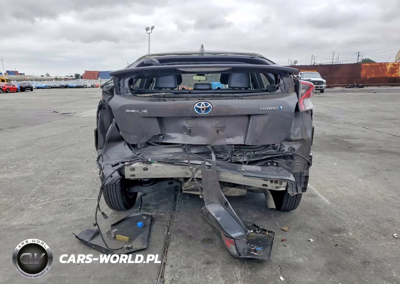 2018 Toyota Prius Three Touring VIN:JTDKARFU5J3065608 - 6