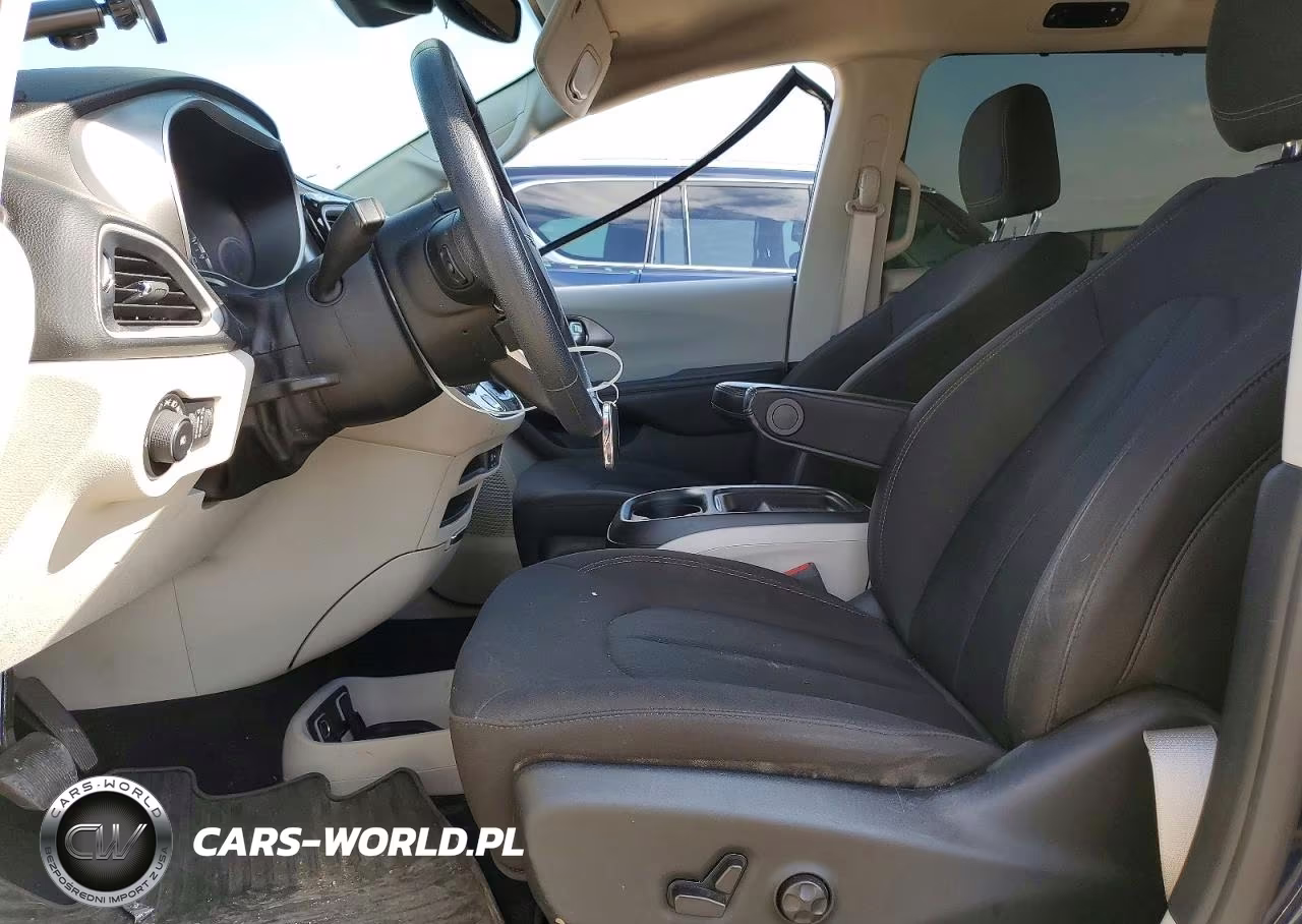 2020 Chrysler Pacifica Touring VIN:2C4RC1FG5LR146963 - 7