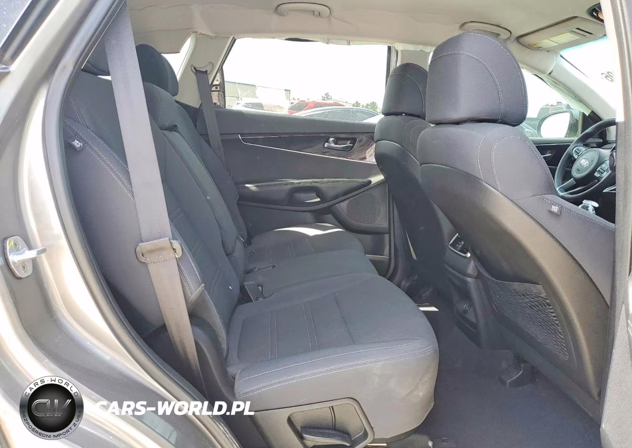 2017 Kia Sorento L VIN:5XYPG4A31HG220943 - 11
