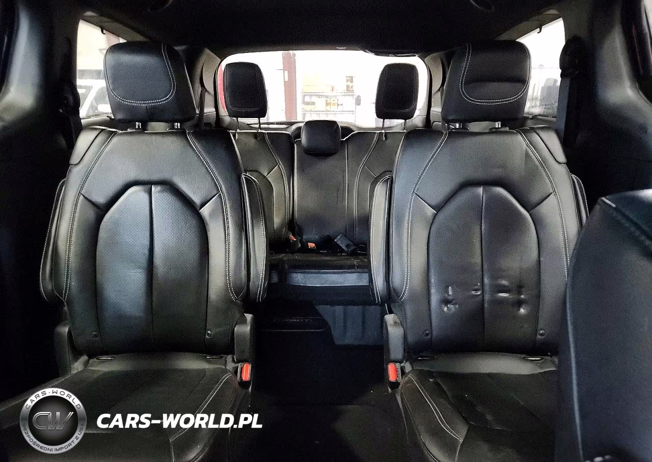 2019 Chrysler Pacifica Touring L Plus VIN:2C4RC1EG5KR643866 - 10