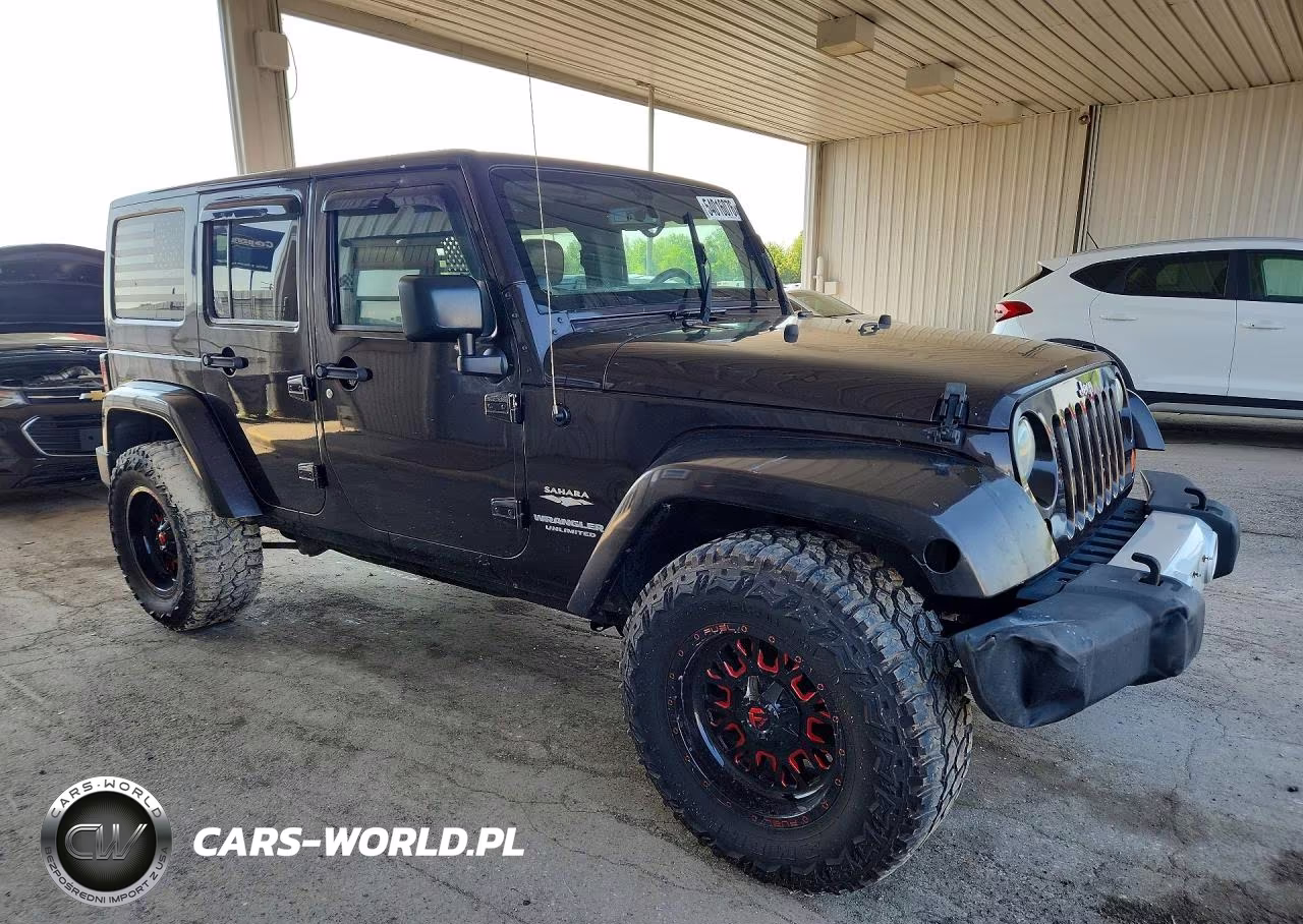 2013 Jeep Wrangler Unlimited Sahara VIN:1C4BJWEGXDL687930 - 4