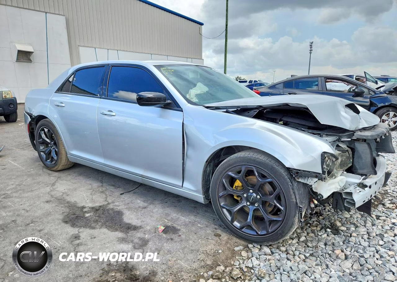 2022 Chrysler 300 Touring VIN:2C3CCAAG9NH209895 - 4