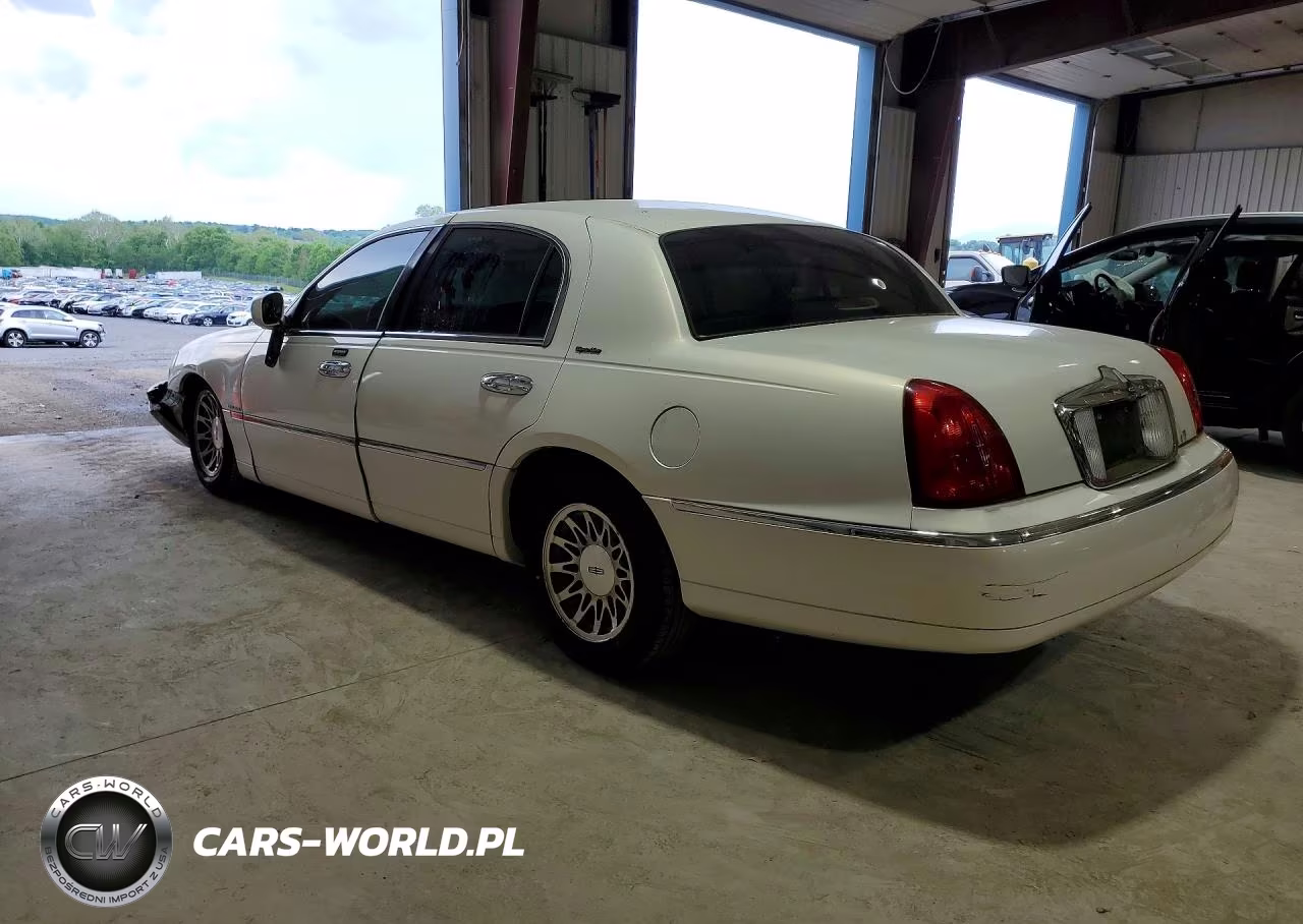2002 Lincoln Town Car Signature VIN:1LNHM82W52Y640311 - 2