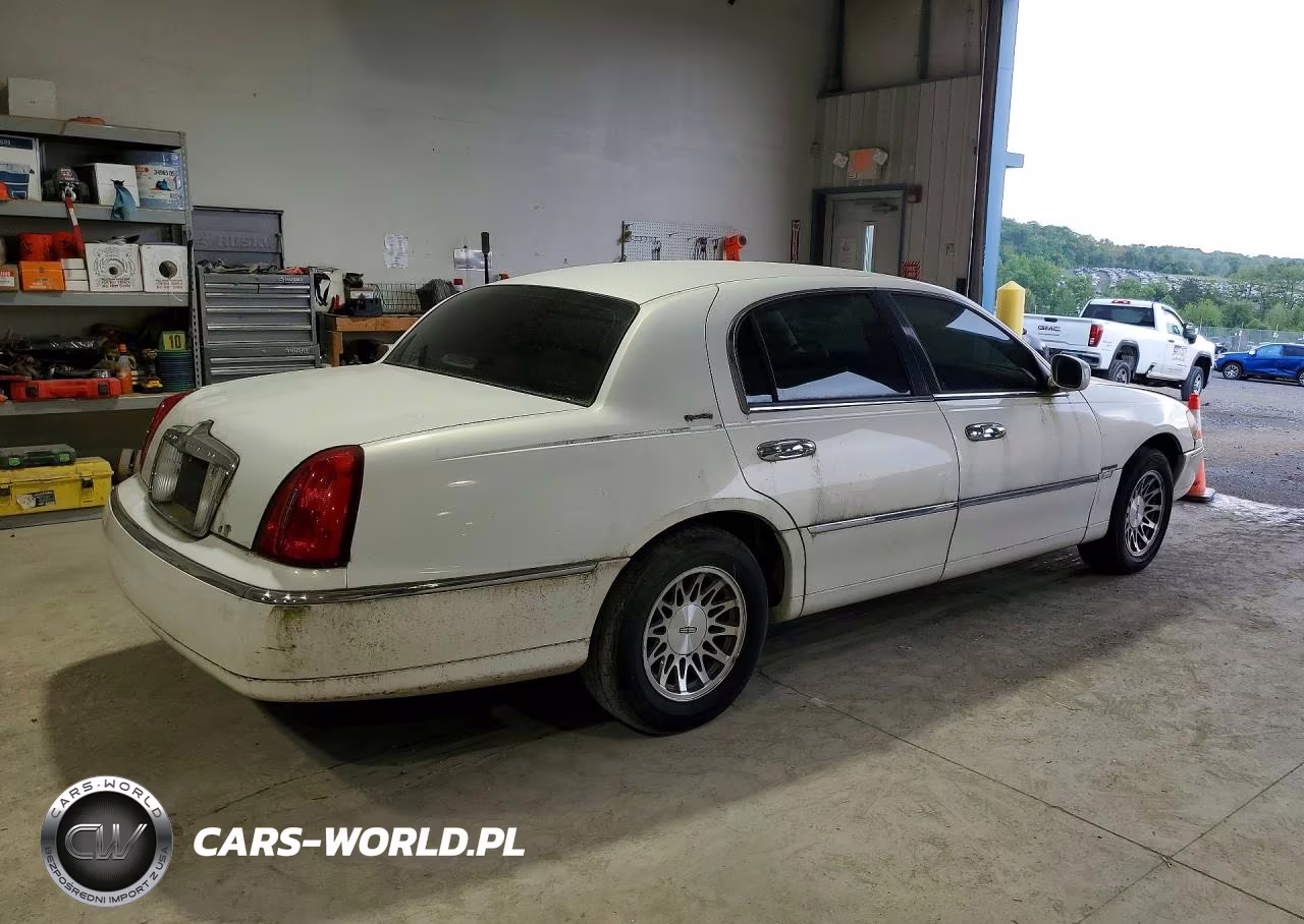 2002 Lincoln Town Car Signature VIN:1LNHM82W52Y640311 - 3