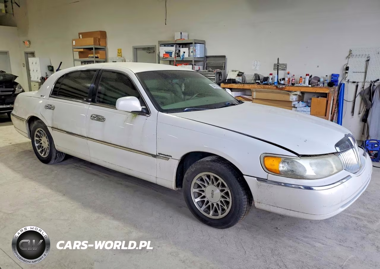 2002 Lincoln Town Car Signature VIN:1LNHM82W52Y640311 - 4