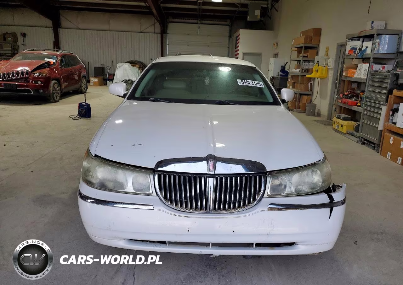 2002 Lincoln Town Car Signature VIN:1LNHM82W52Y640311 - 5