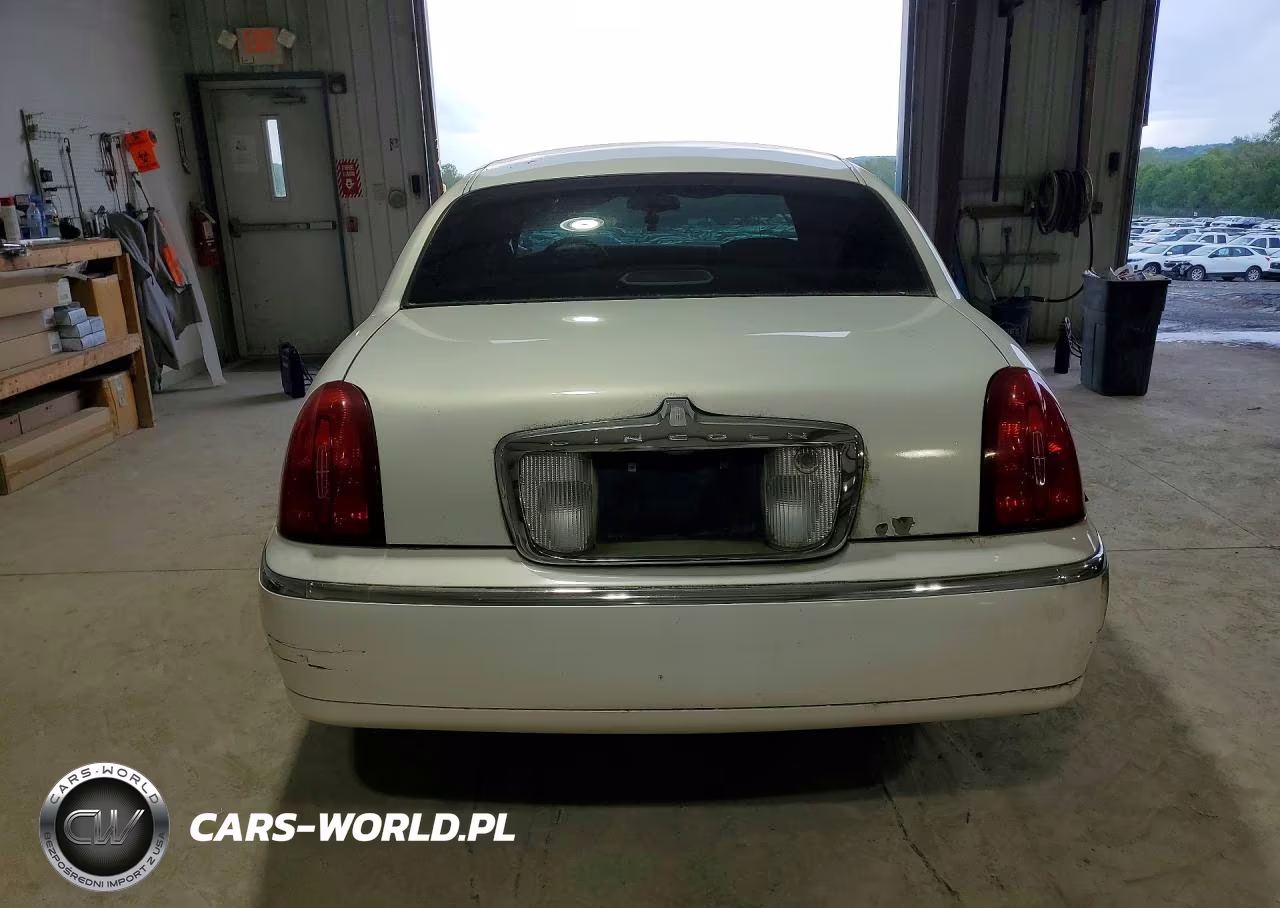 2002 Lincoln Town Car Signature VIN:1LNHM82W52Y640311 - 6