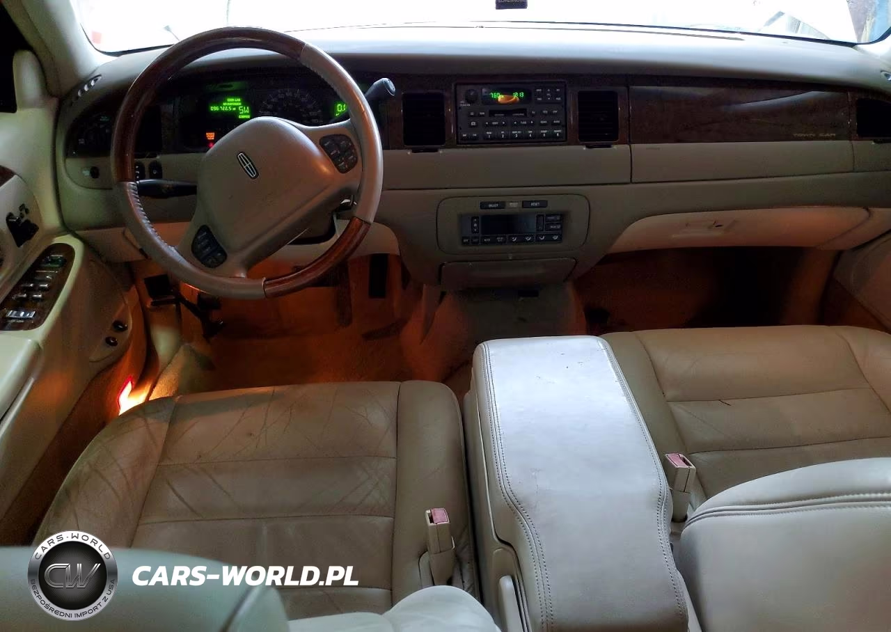 2002 Lincoln Town Car Signature VIN:1LNHM82W52Y640311 - 8
