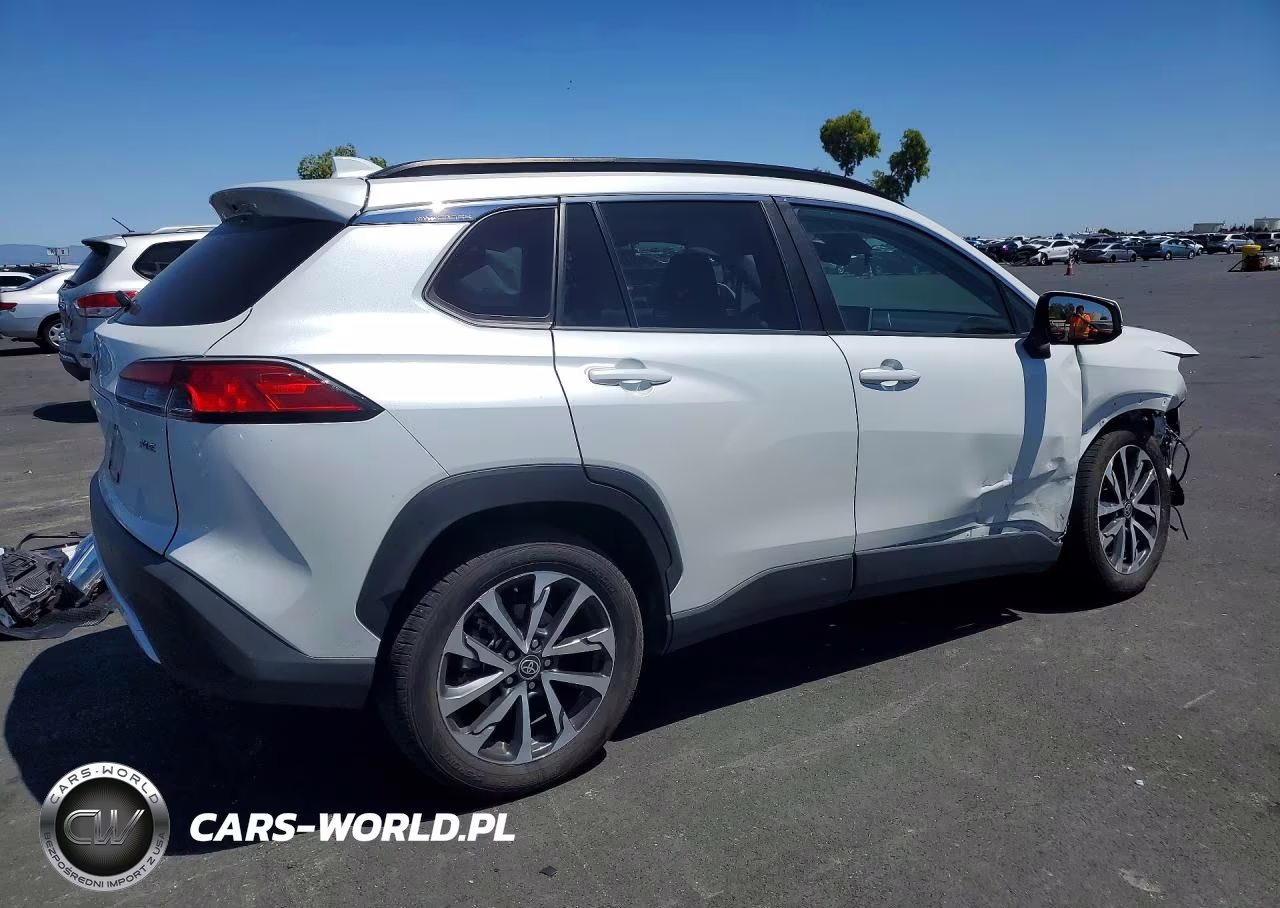 2022 Toyota Corolla Cross Xle VIN:7MUDAAAG6NV030713 - 3