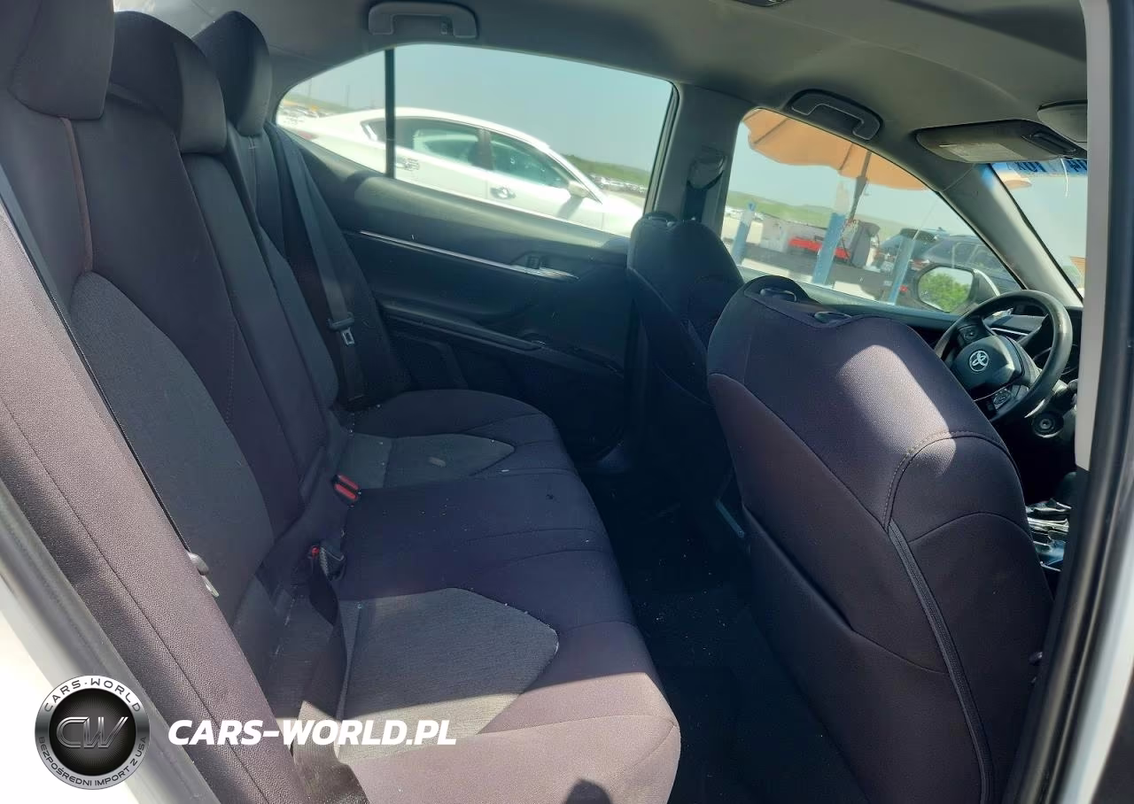2018 Toyota Camry Le VIN:4T1B11HK1JU070761 - 10