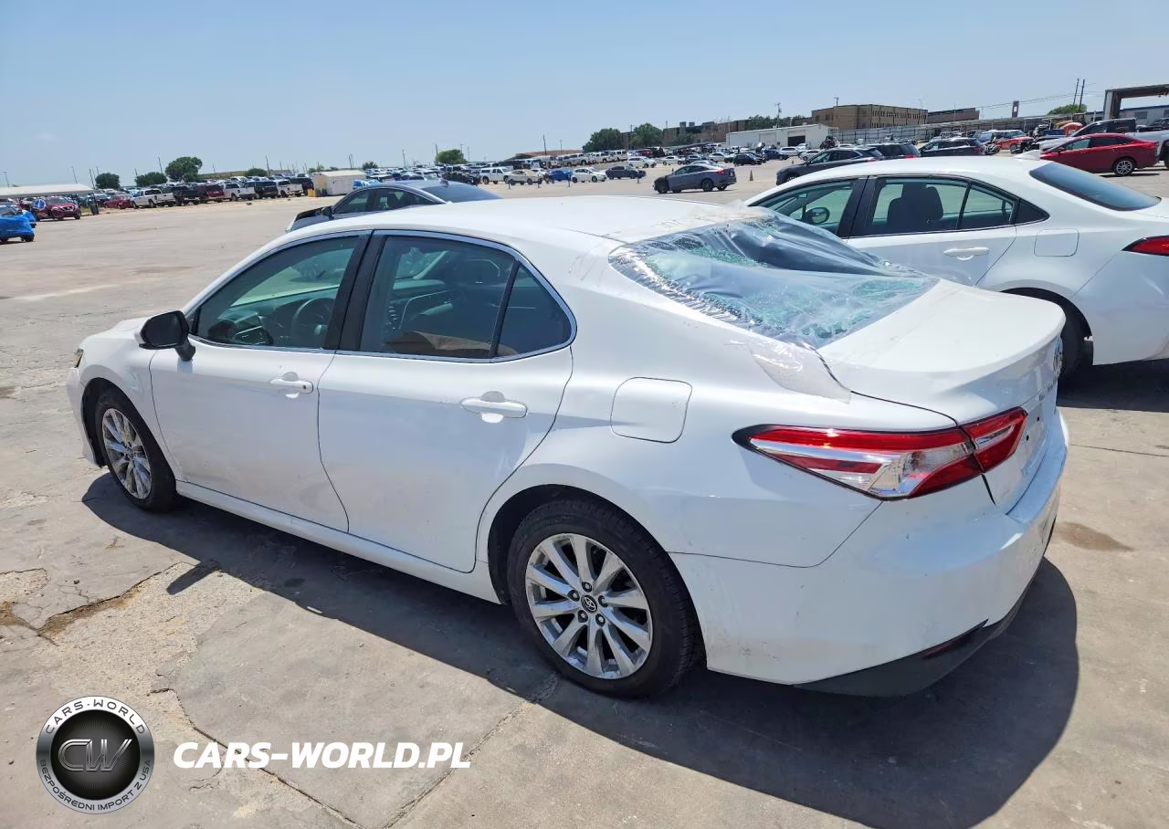 2018 Toyota Camry Le VIN:4T1B11HK1JU070761 - 2