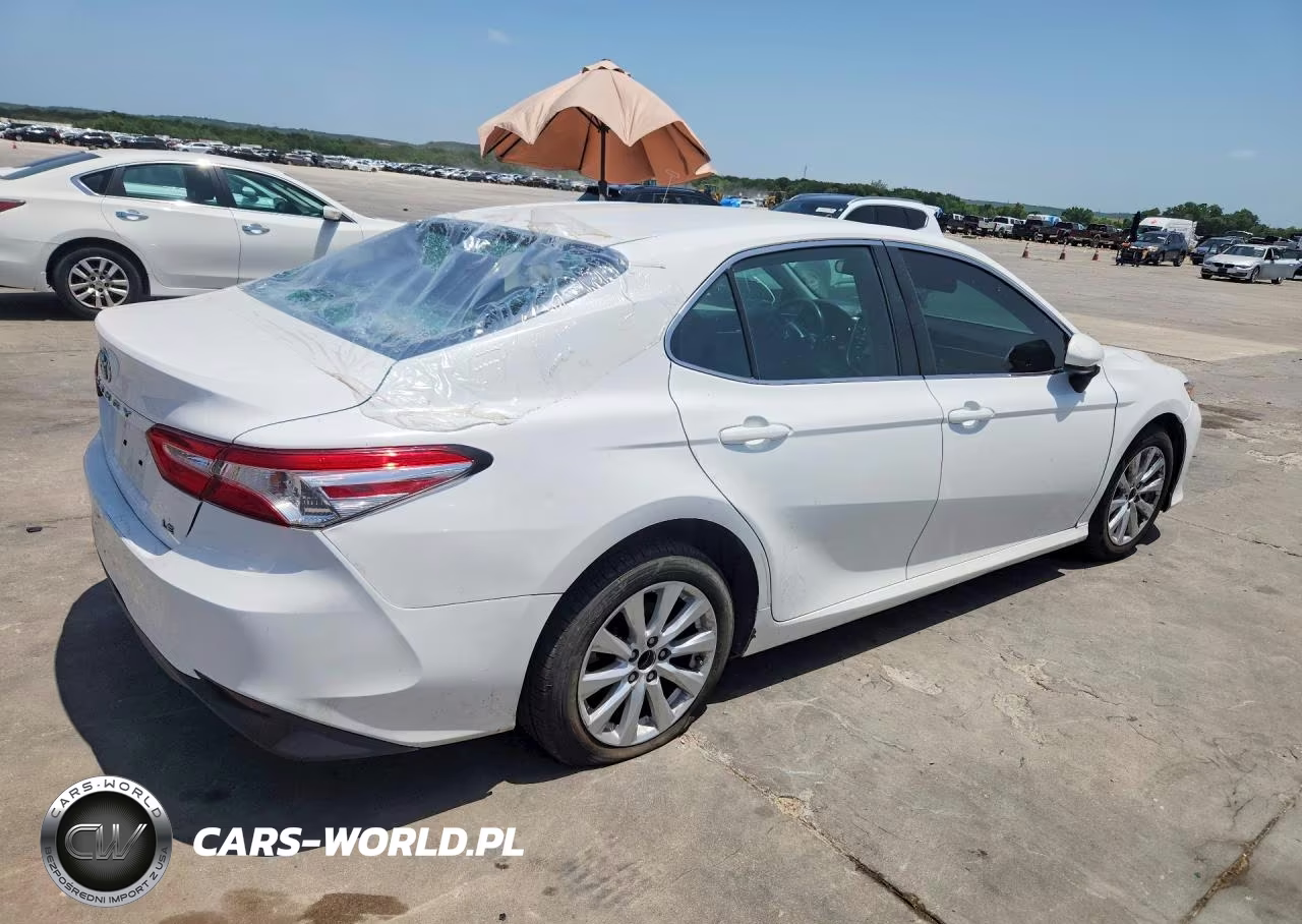 2018 Toyota Camry Le VIN:4T1B11HK1JU070761 - 3