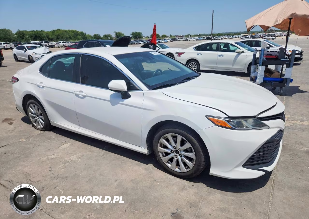 2018 Toyota Camry Le VIN:4T1B11HK1JU070761 - 4