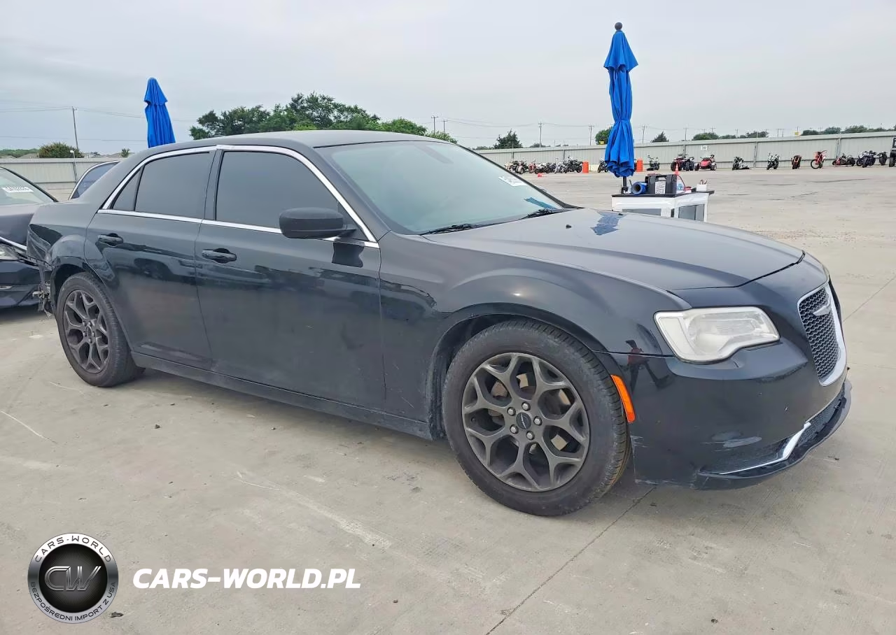 2015 Chrysler 300 Limited VIN:2C3CCAAG4FH779501 - 4