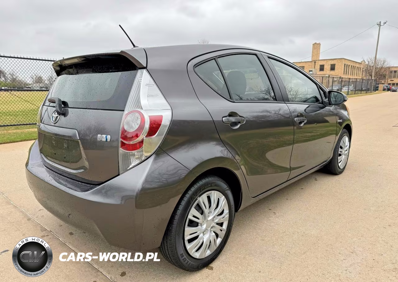 2014 Toyota Prius C Two VIN:JTDKDTB39E1572823 - 4