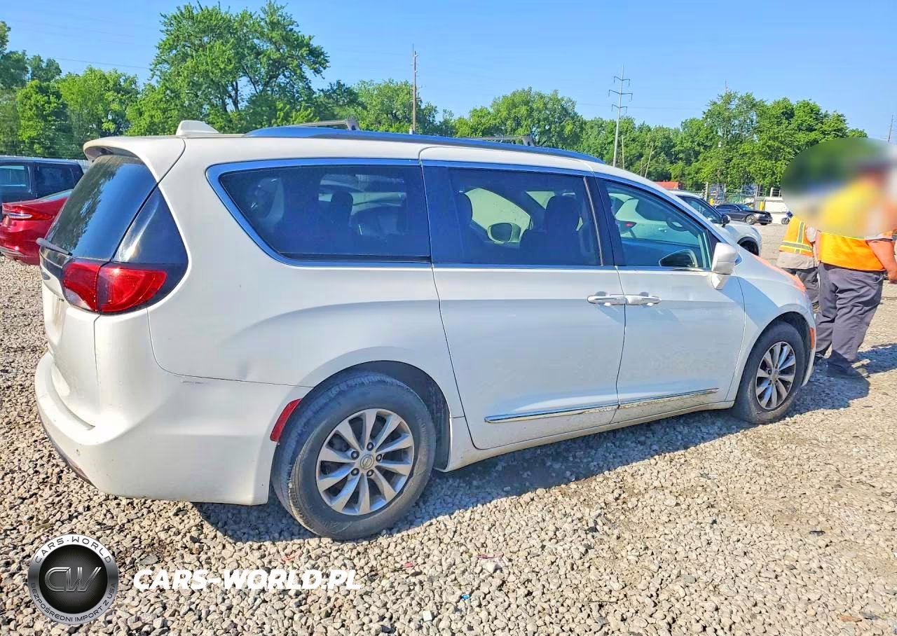 2018 Chrysler Pacifica VIN:2C4RC1BG6JR332899 - 3