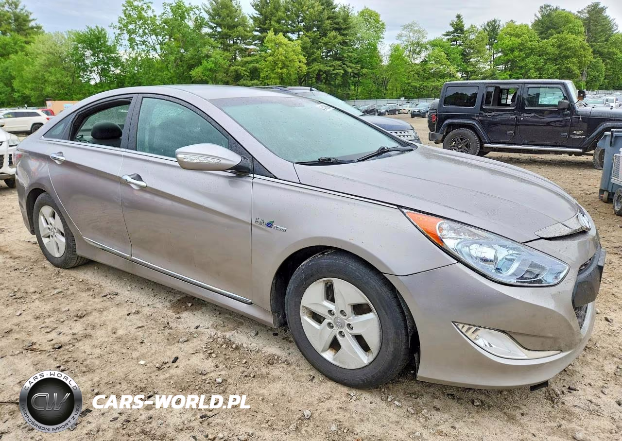 2012 Hyundai Sonata Hybrid VIN:KMHEC4A40CA040689 - 4