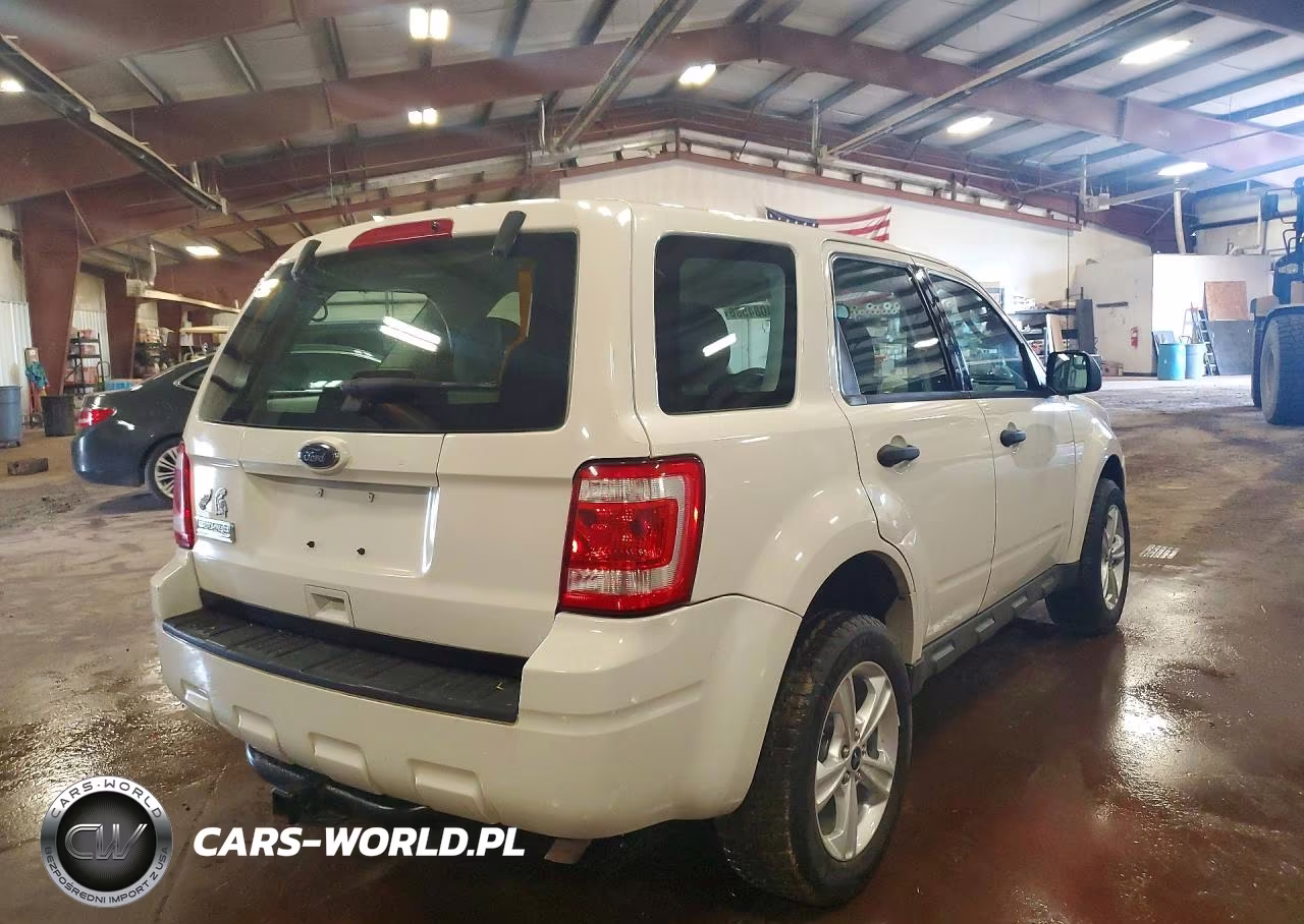 2010 Ford Escape Xls VIN:1FMCU0C73AKC65944 - 3