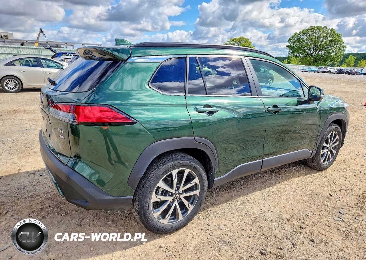 2022 Toyota Corolla Cross Xle VIN:7MUDAABG3NV042414 - 3