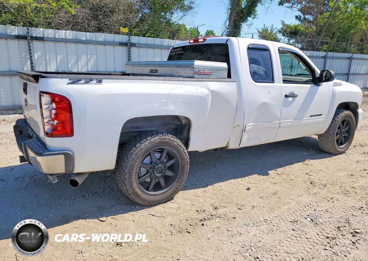 2011 Chevrolet Silverado C1500 Ls VIN:1GCRCREA6BZ131761 - 3